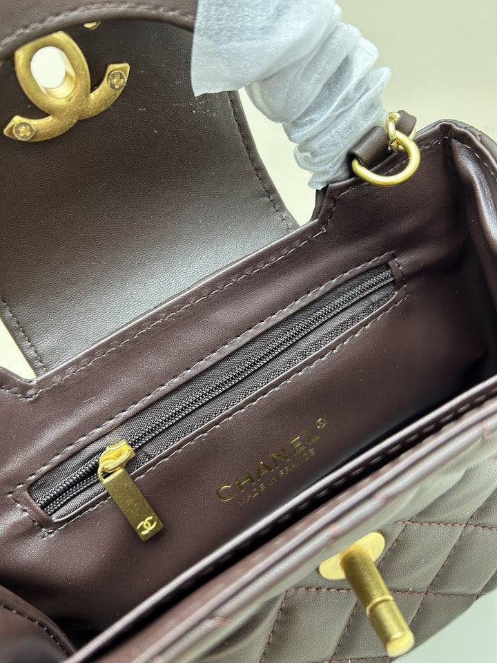 Schokoladenfarbene Mini-Ledertasche