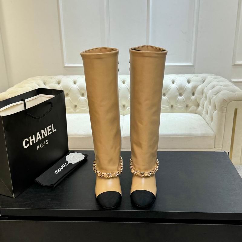 Beigefarbene Stiefeletten