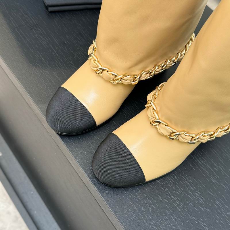 Beigefarbene Stiefeletten