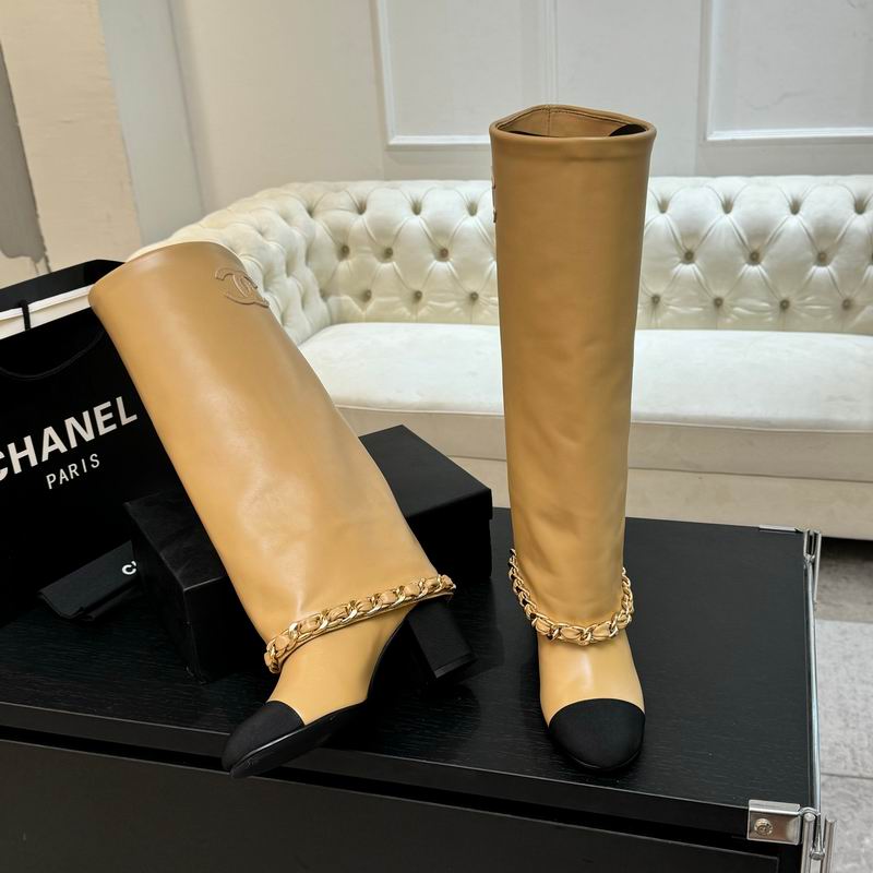 Beigefarbene Stiefeletten