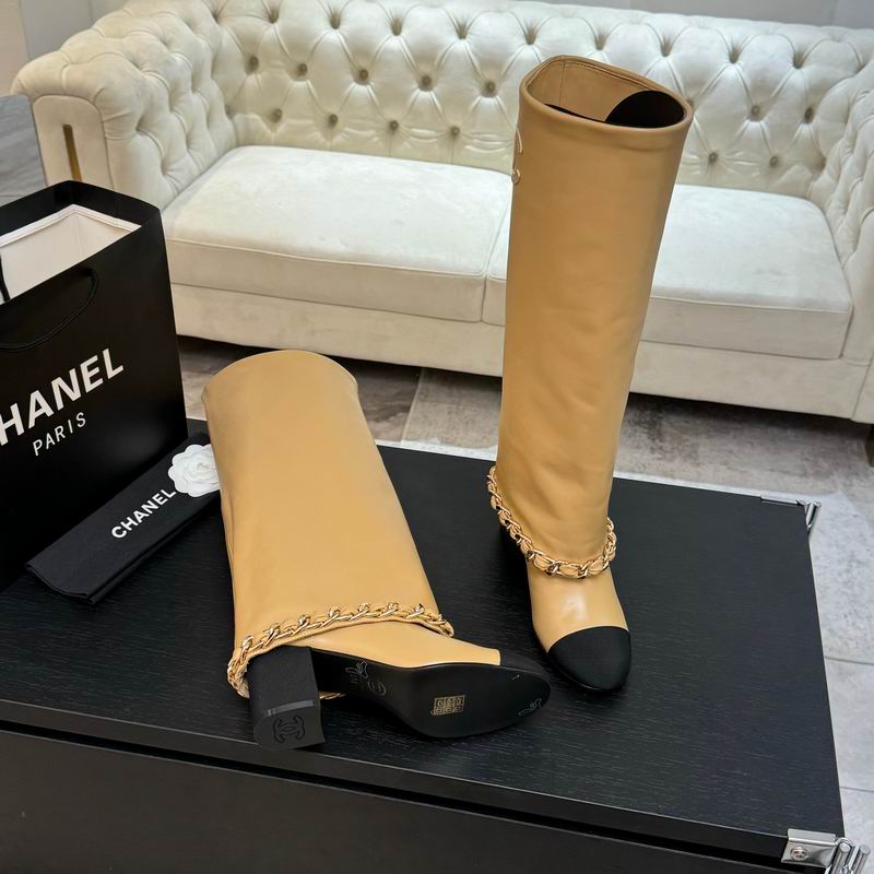 Beigefarbene Stiefeletten