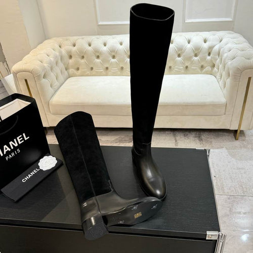 Schwarze Wildlederstiefel