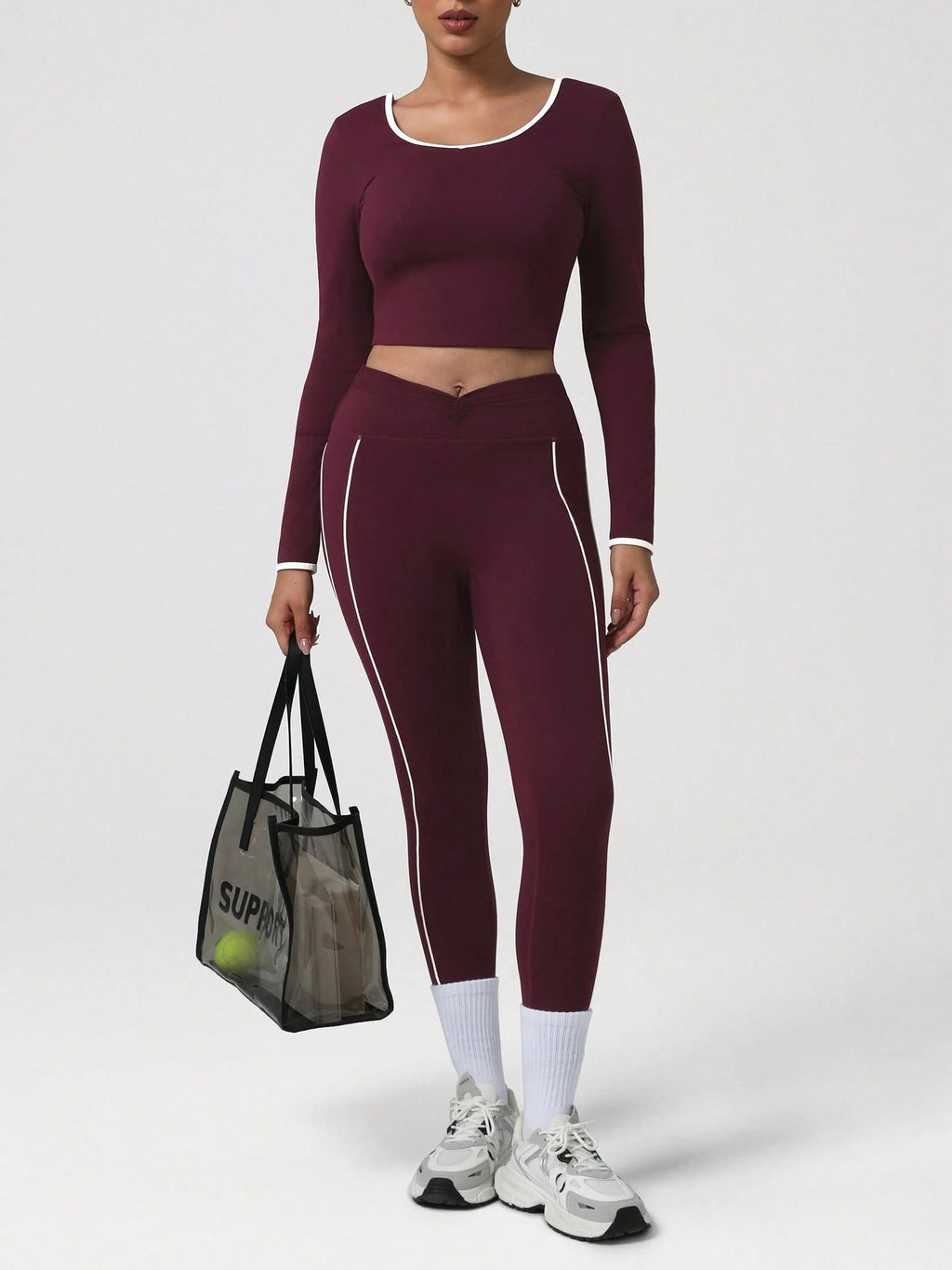 Conjunto deportivo con ribetes en contraste