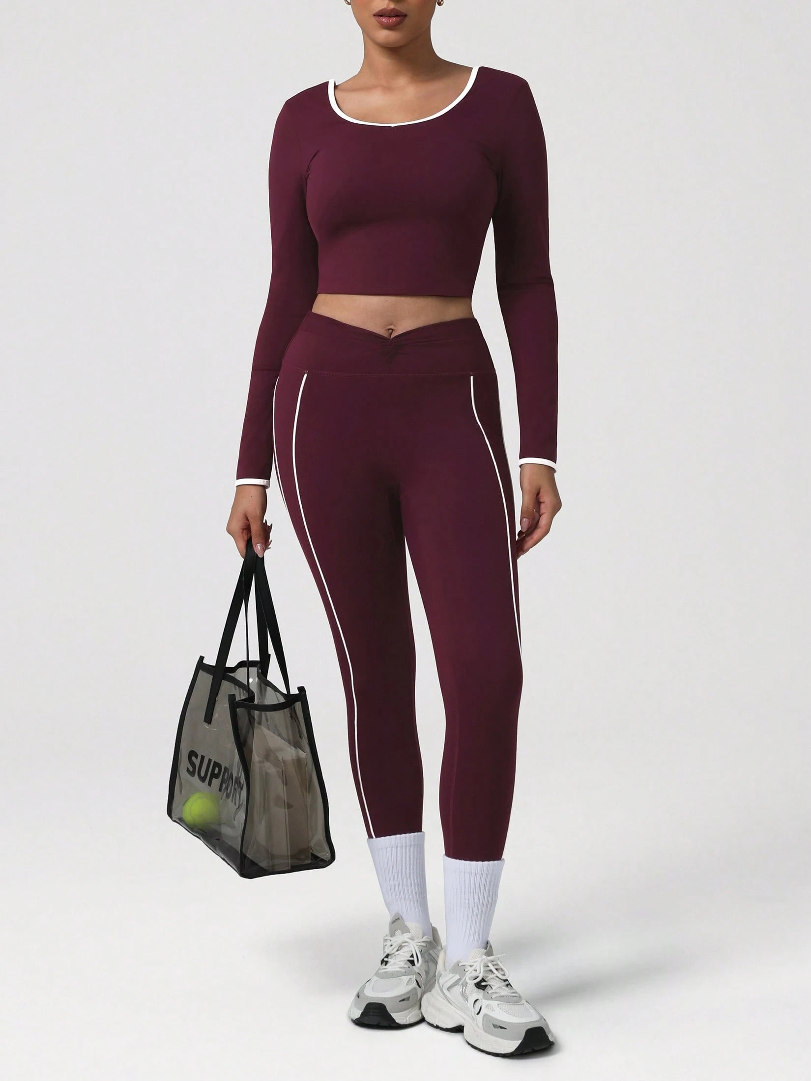 Conjunto deportivo con ribetes en contraste
