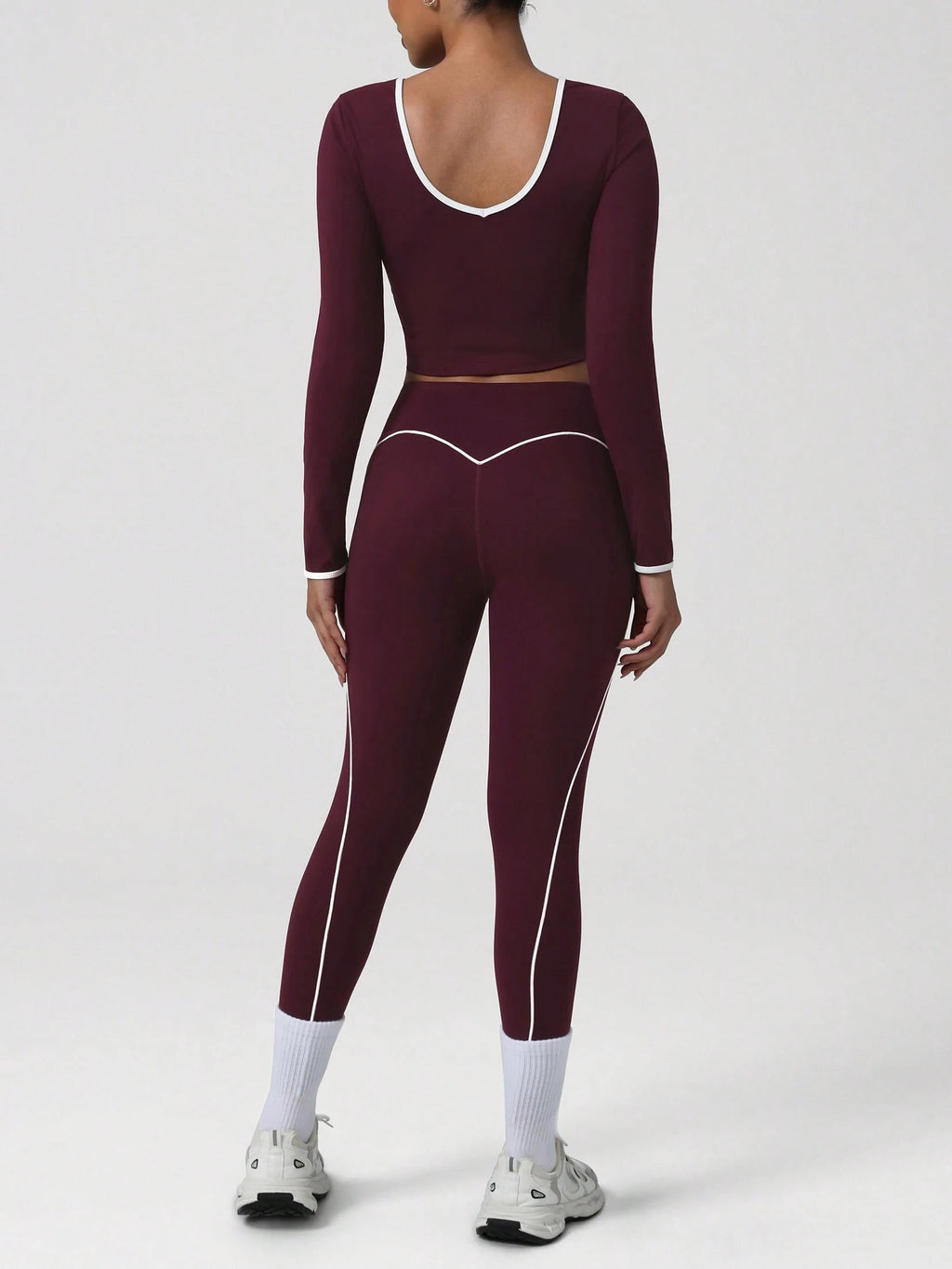Conjunto deportivo con ribetes en contraste