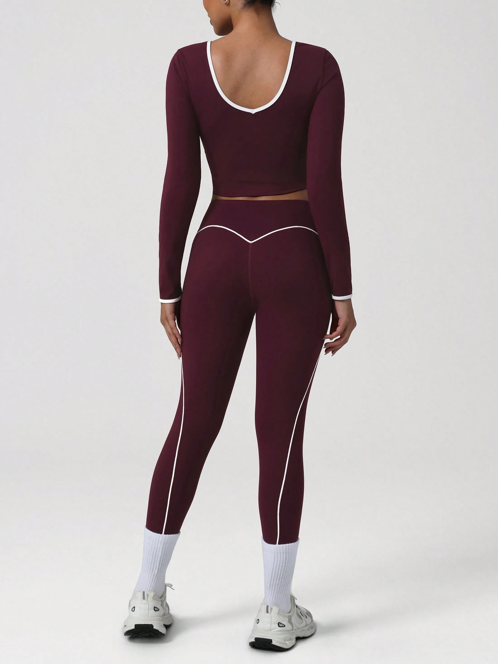 Conjunto deportivo con ribetes en contraste