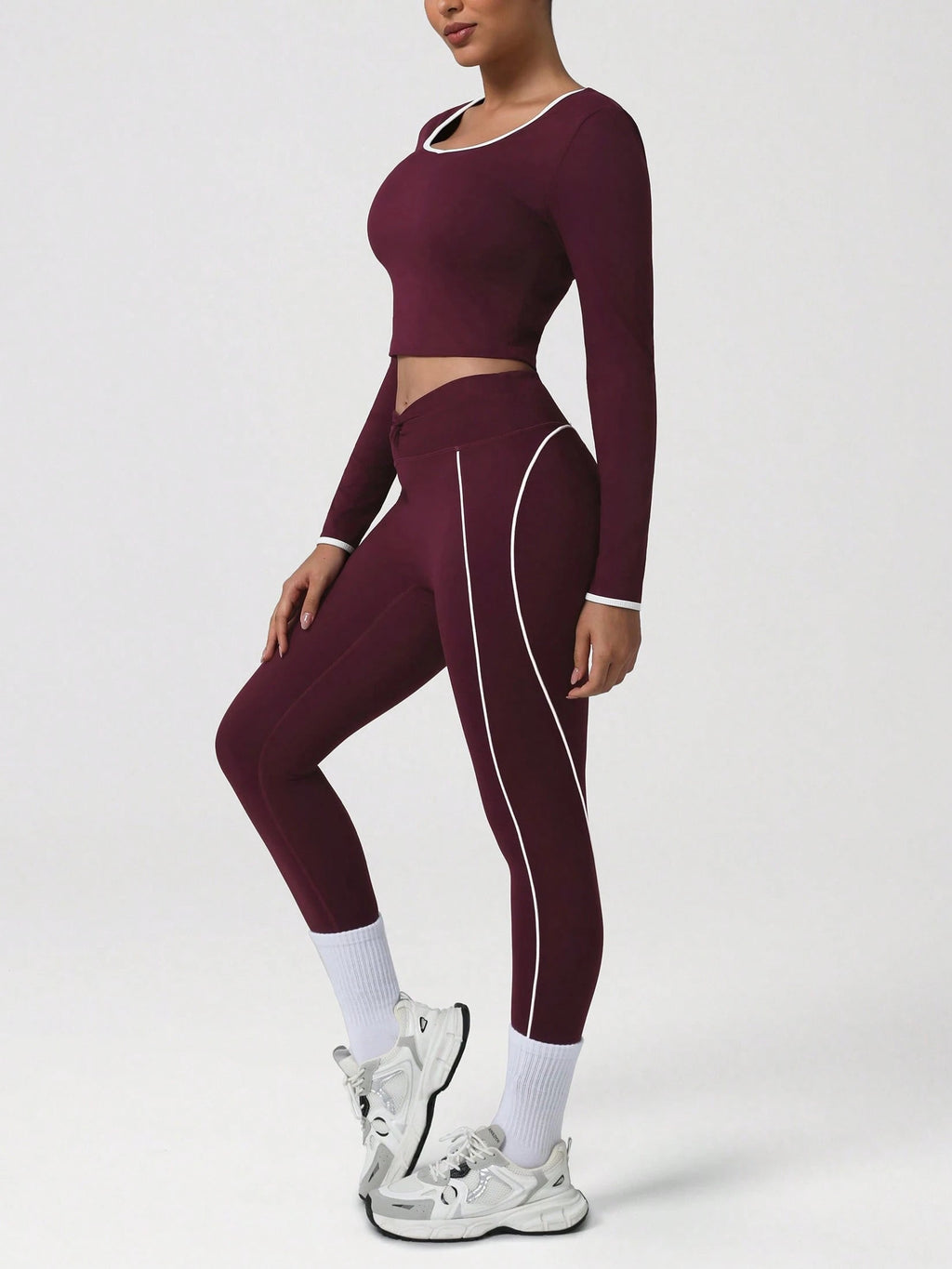 Conjunto deportivo con ribetes en contraste
