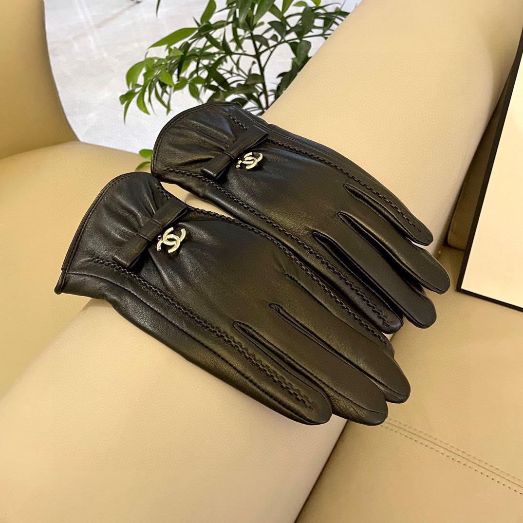 High-quality sheepskin gloves