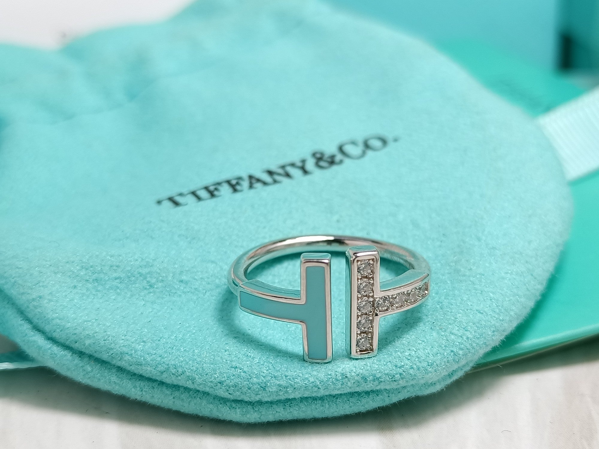 Anillo doble T de esmalte y diamantes
