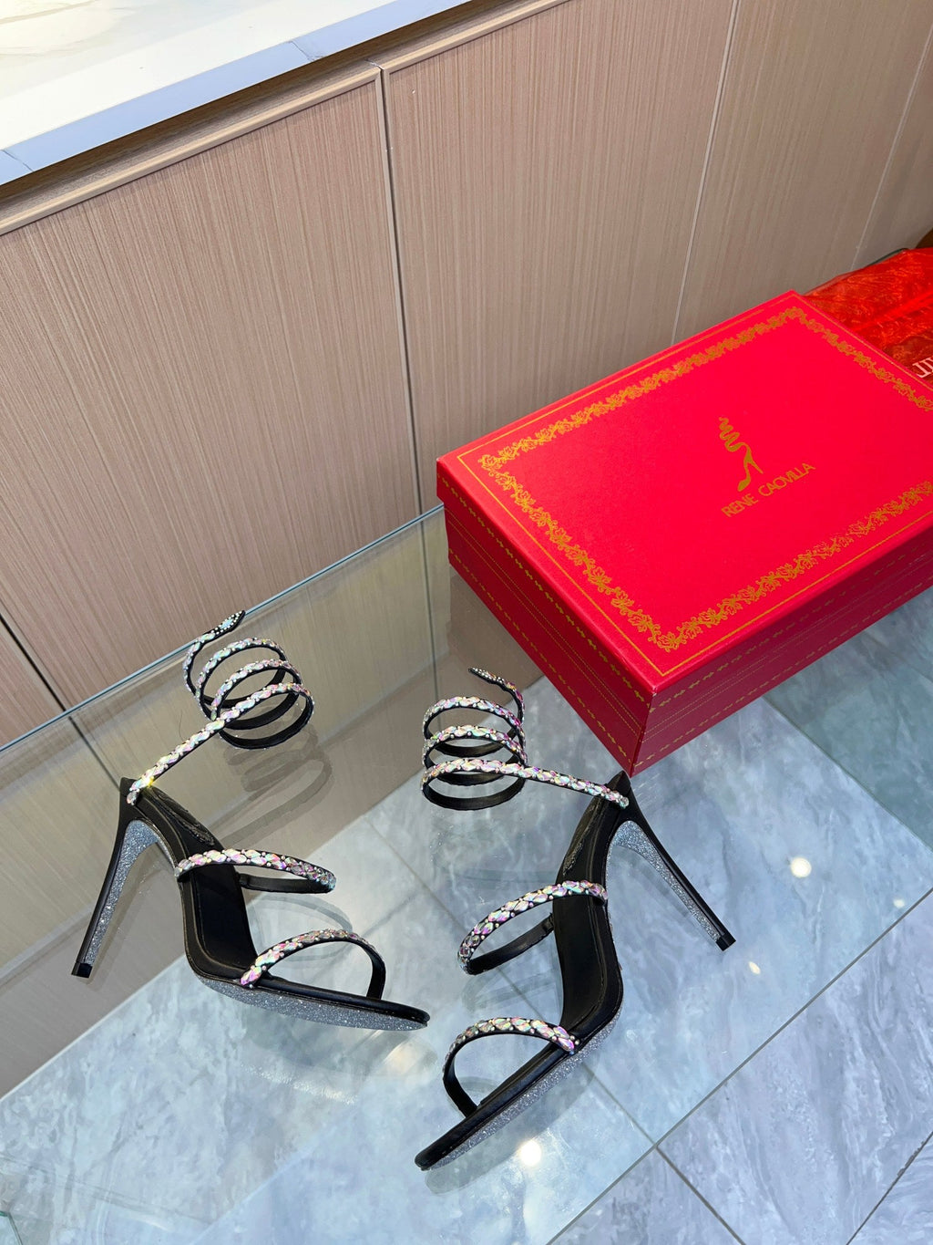 Sandalias de cristal con forma de serpiente