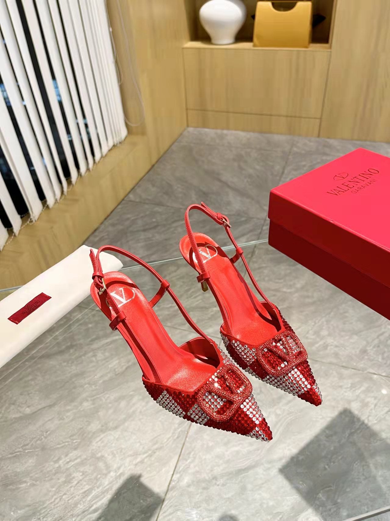 Tacones con hebilla en V