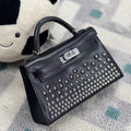 Mini bolso de piel con tachuelas de paladio