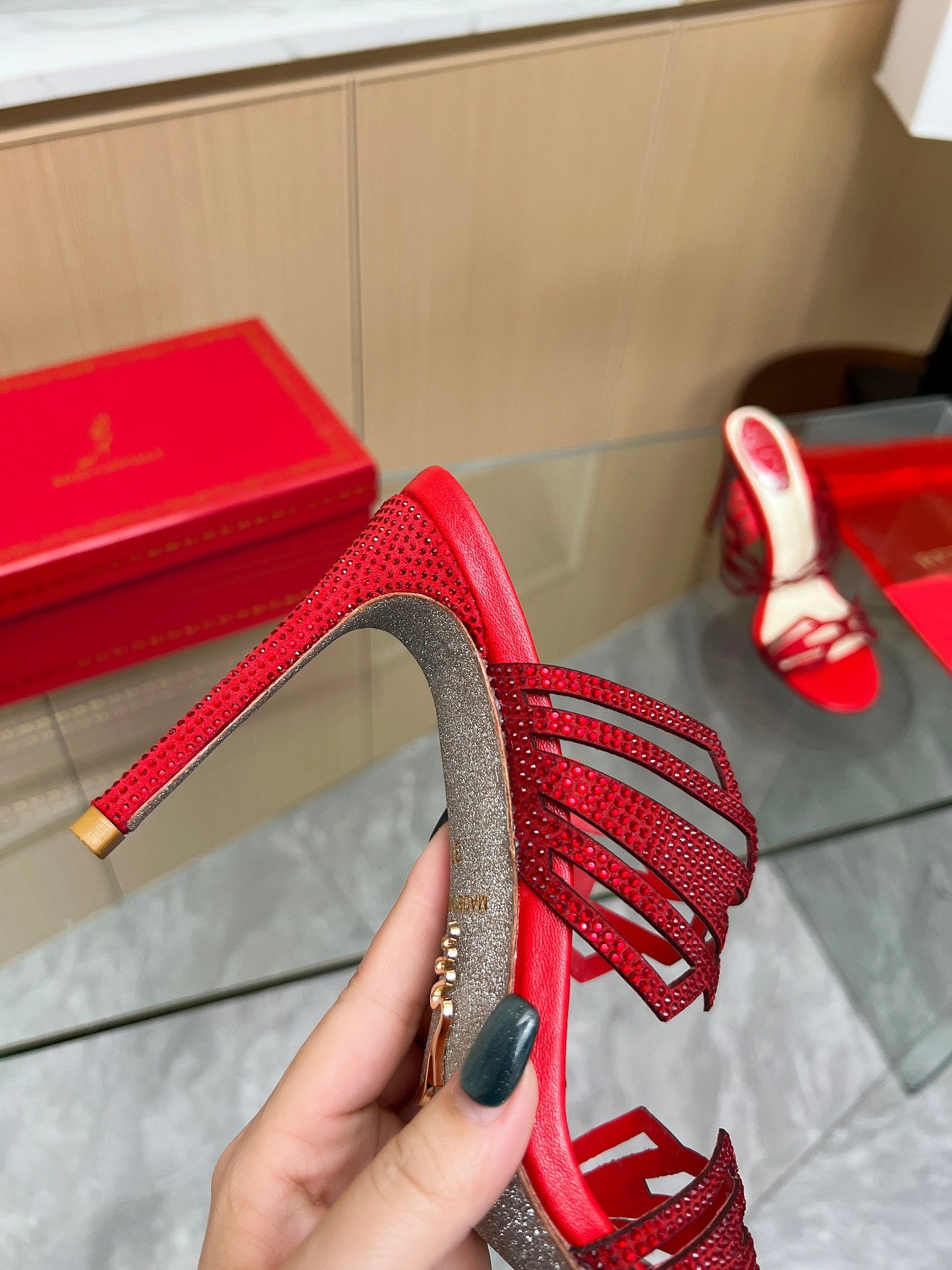 Tacones altos de cristal con forma de diamante