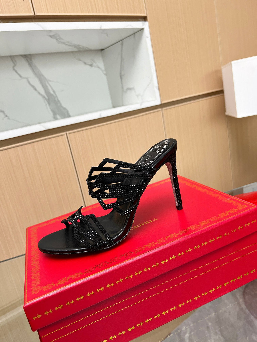 Tacones altos de cristal con forma de diamante
