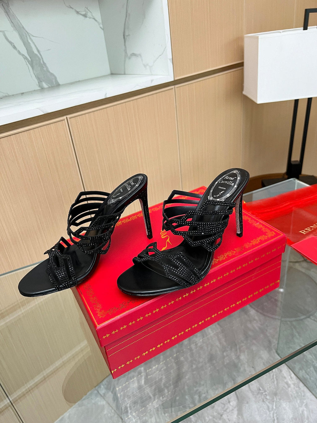 Tacones altos de cristal con forma de diamante
