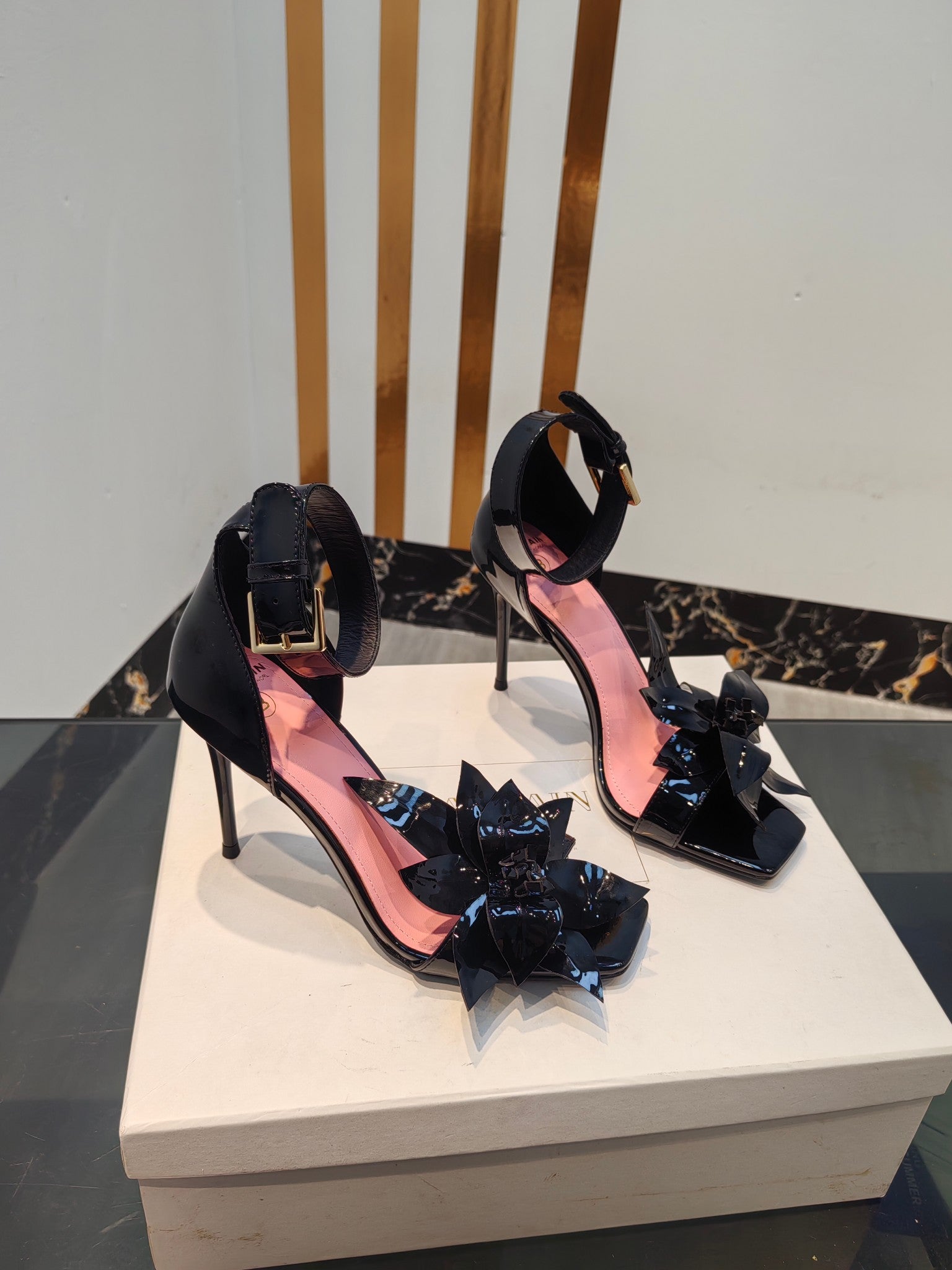 Tacones altos de charol