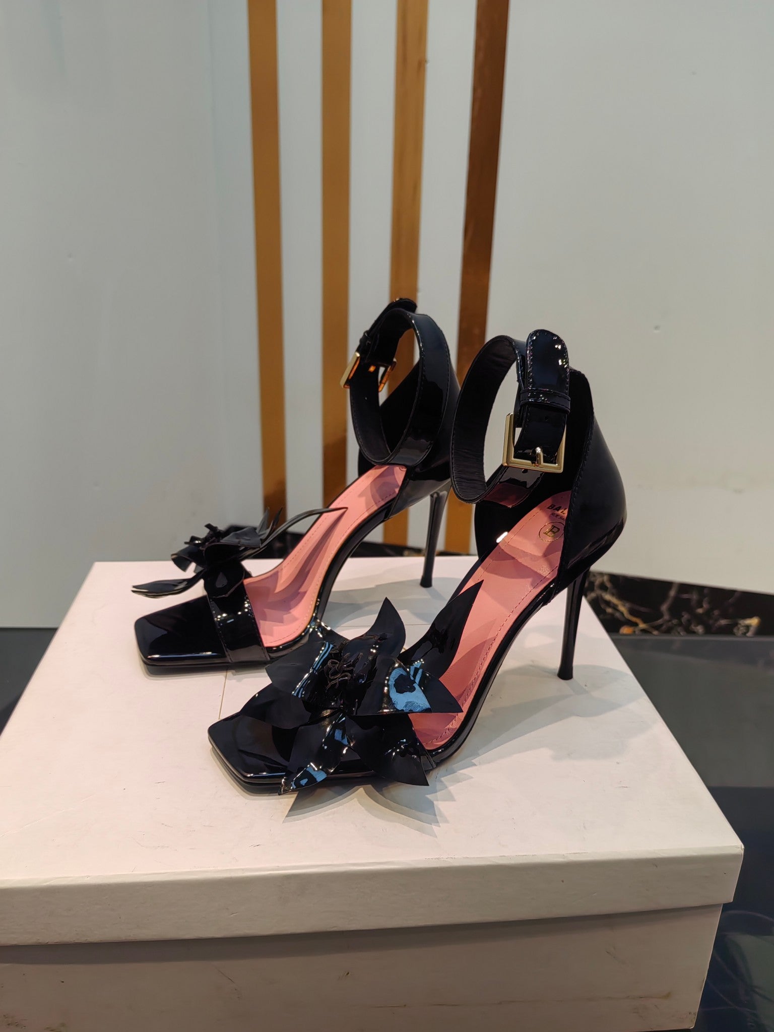 Tacones altos de charol