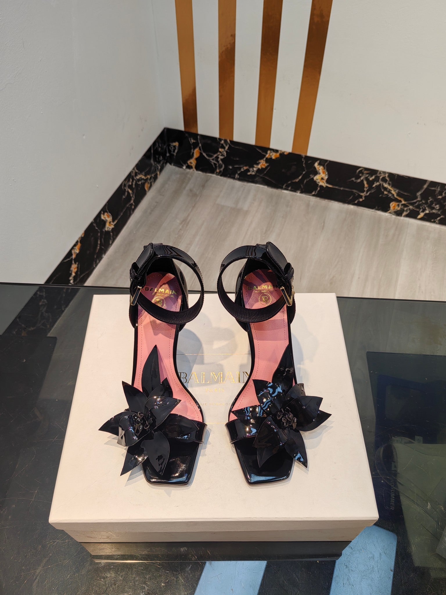 Tacones altos de charol