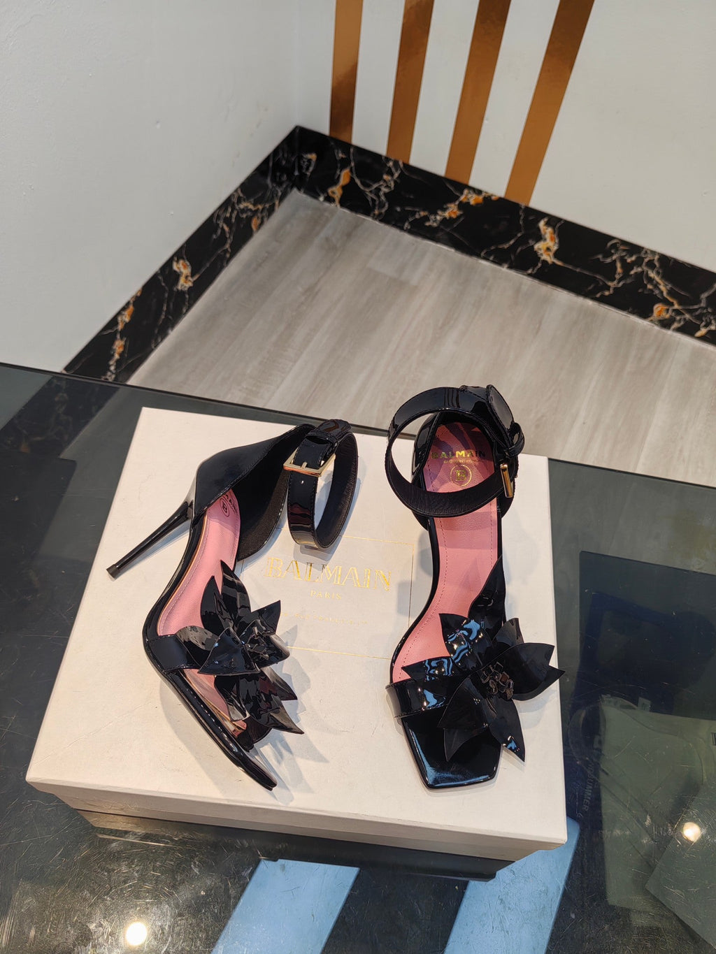 Tacones altos de charol