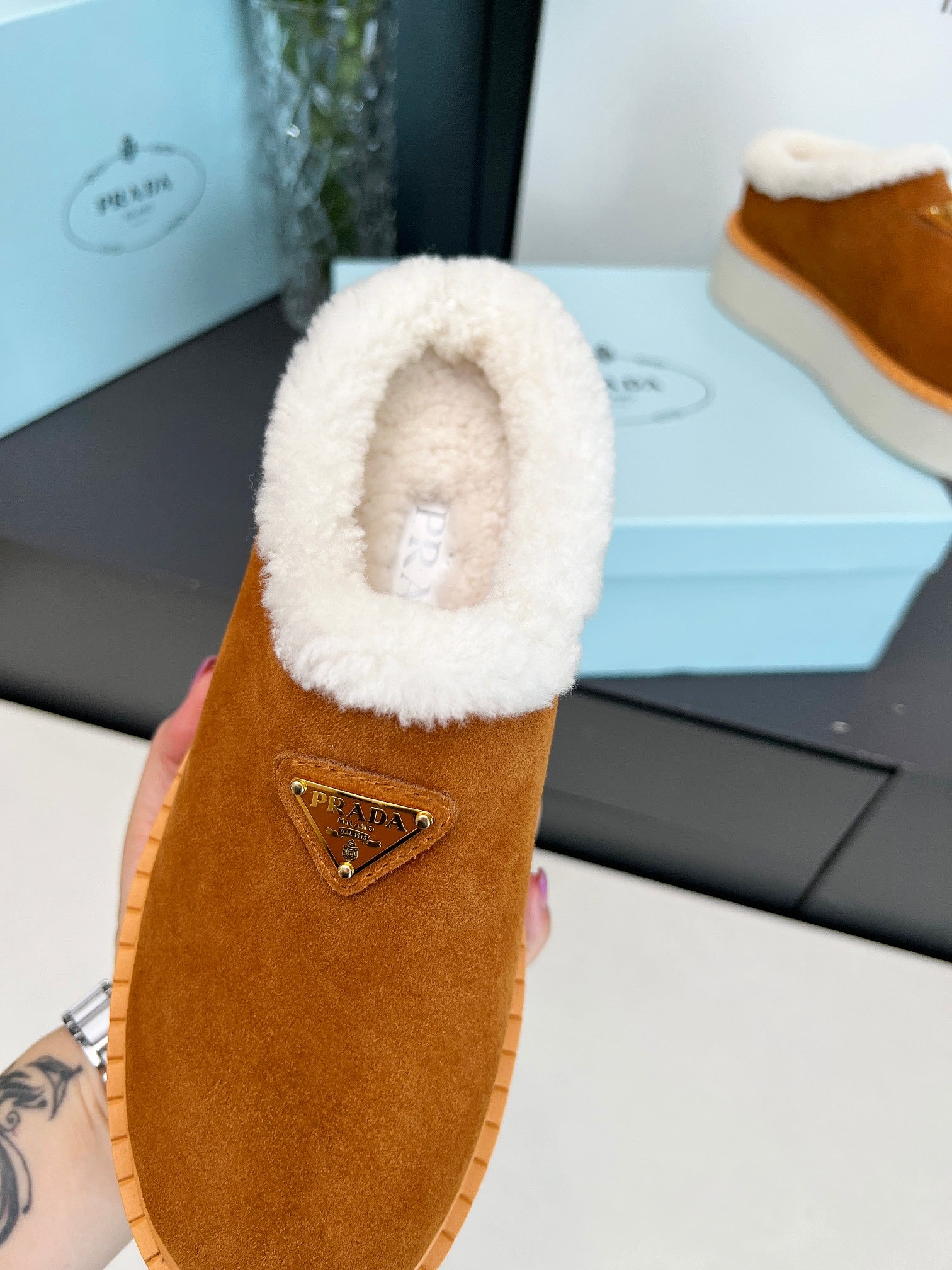 Women's sheepskin slippers