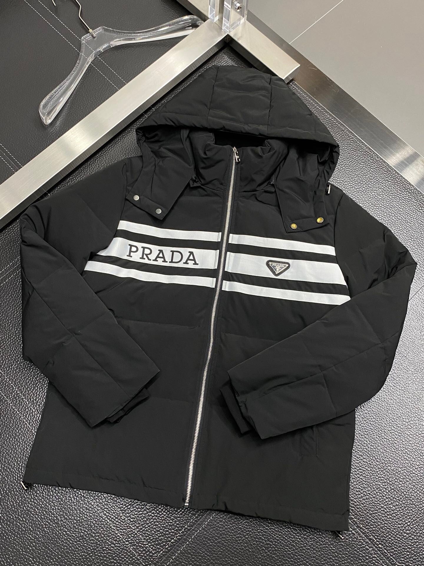 Chaqueta acolchada con capucha de plumón
