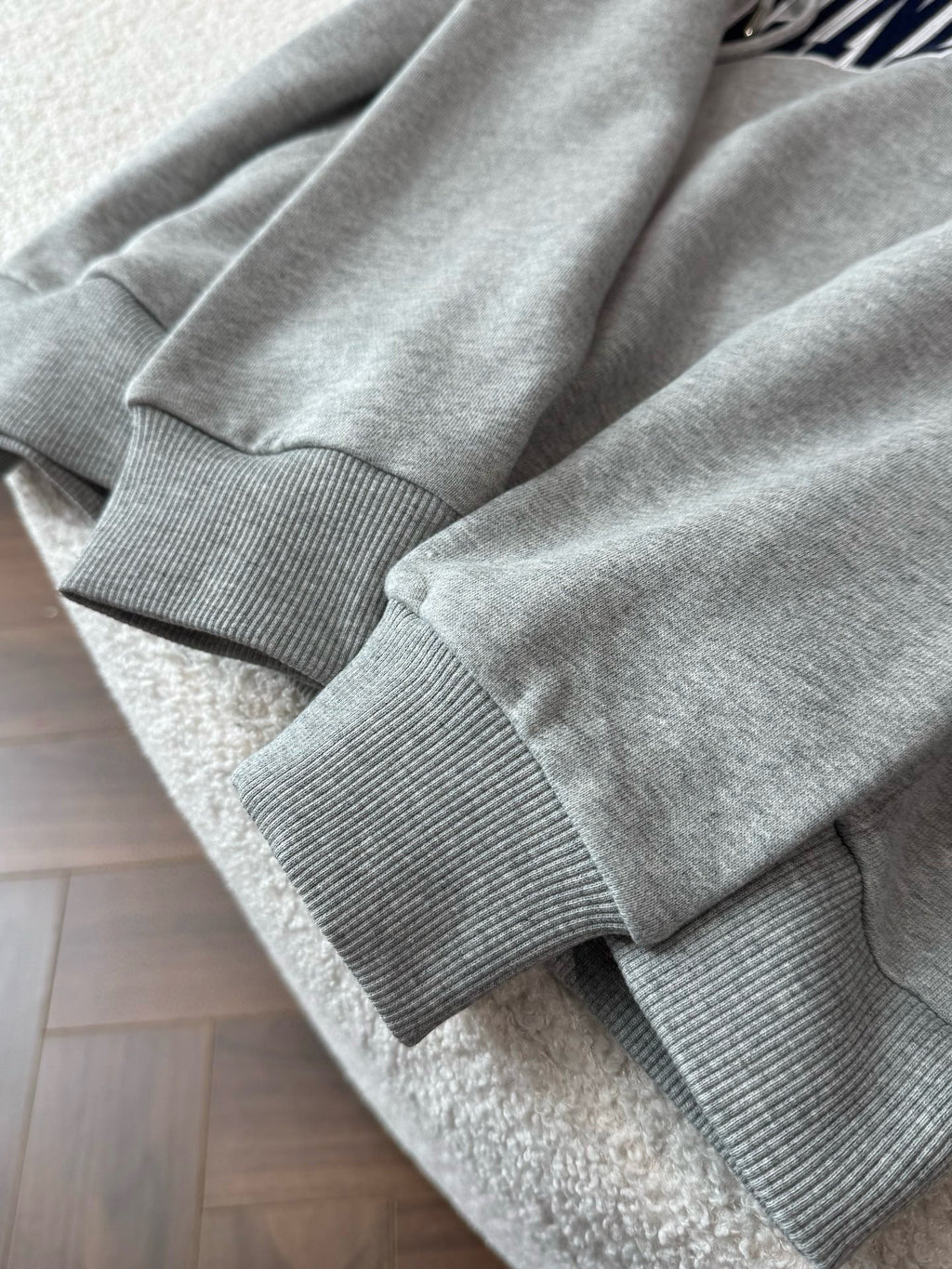 Sudadera con capucha y logo gris