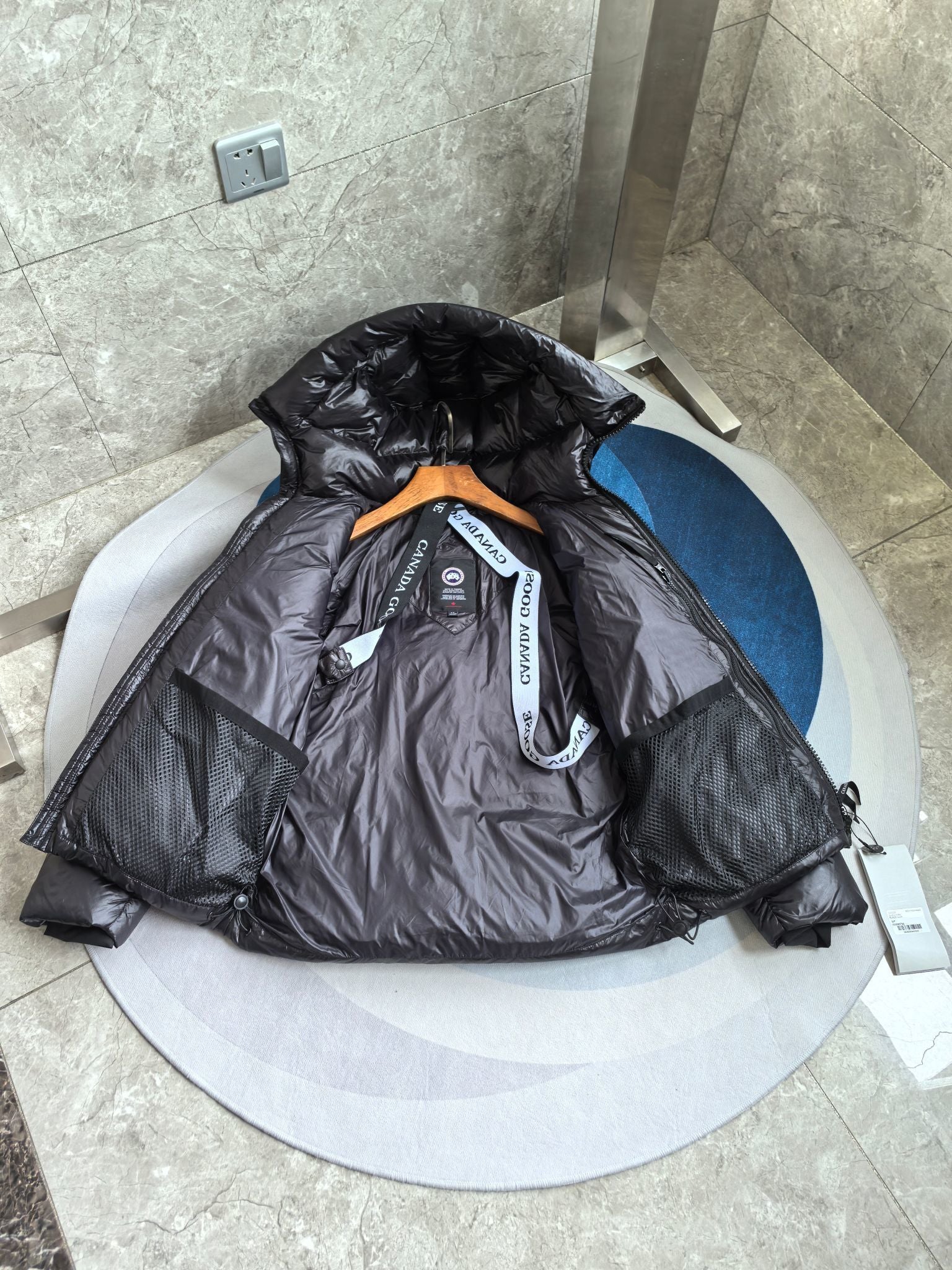 Glänzende Daunenjacke