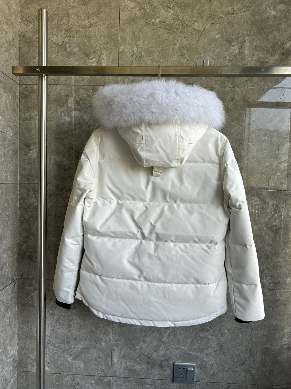 Gepolsterte Jacke mit Fellkapuze