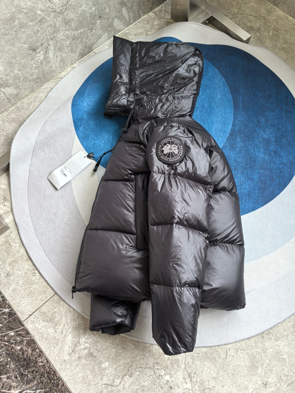 Glänzende Daunenjacke