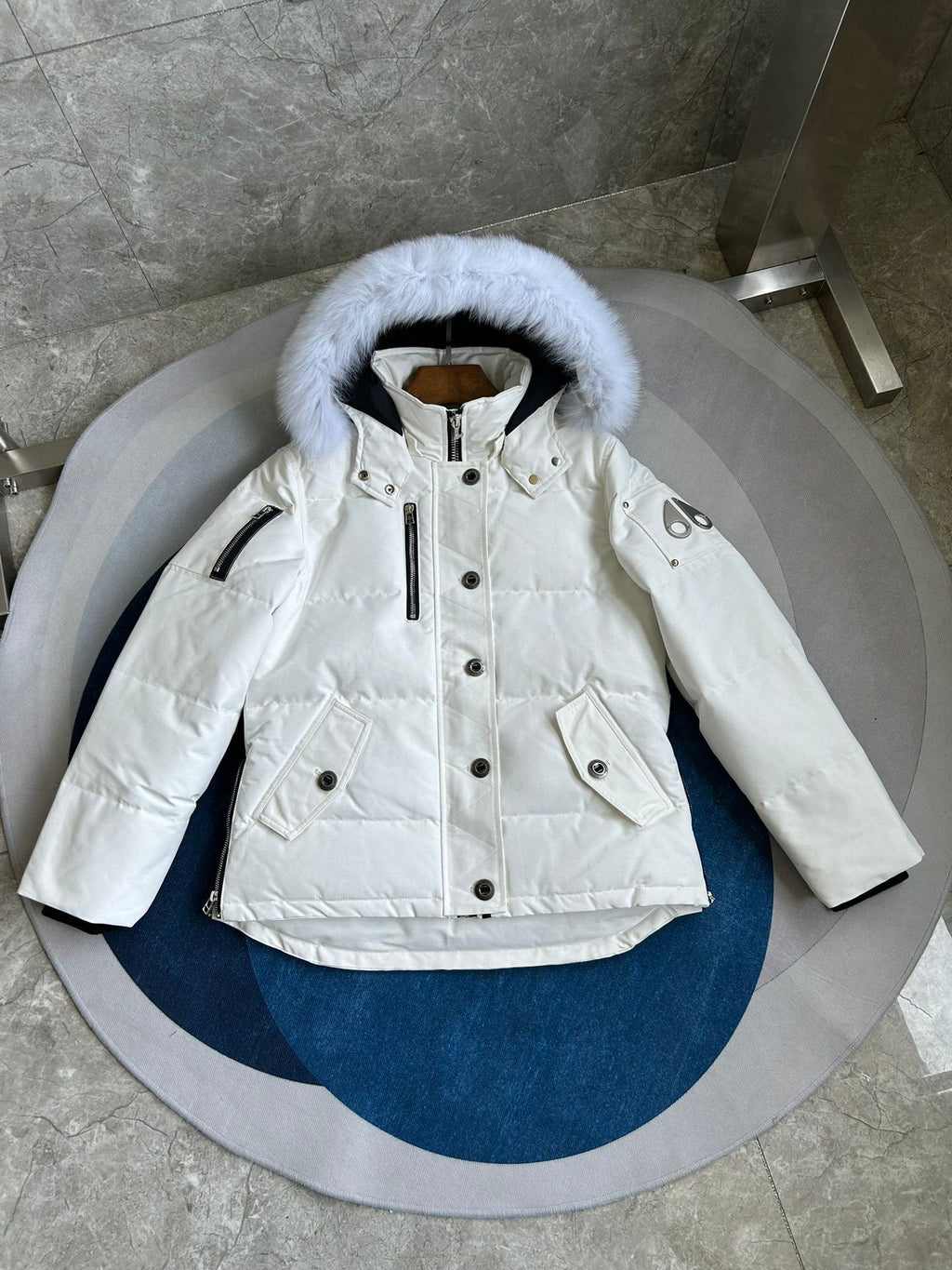 Gepolsterte Jacke mit Fellkapuze