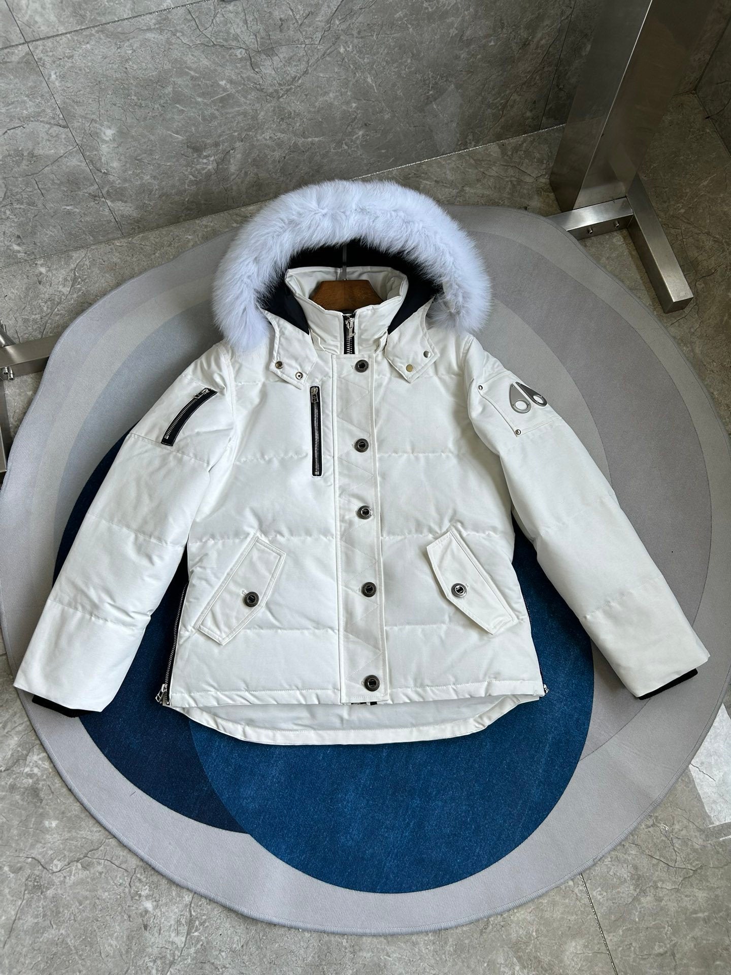 Gepolsterte Jacke mit Fellkapuze