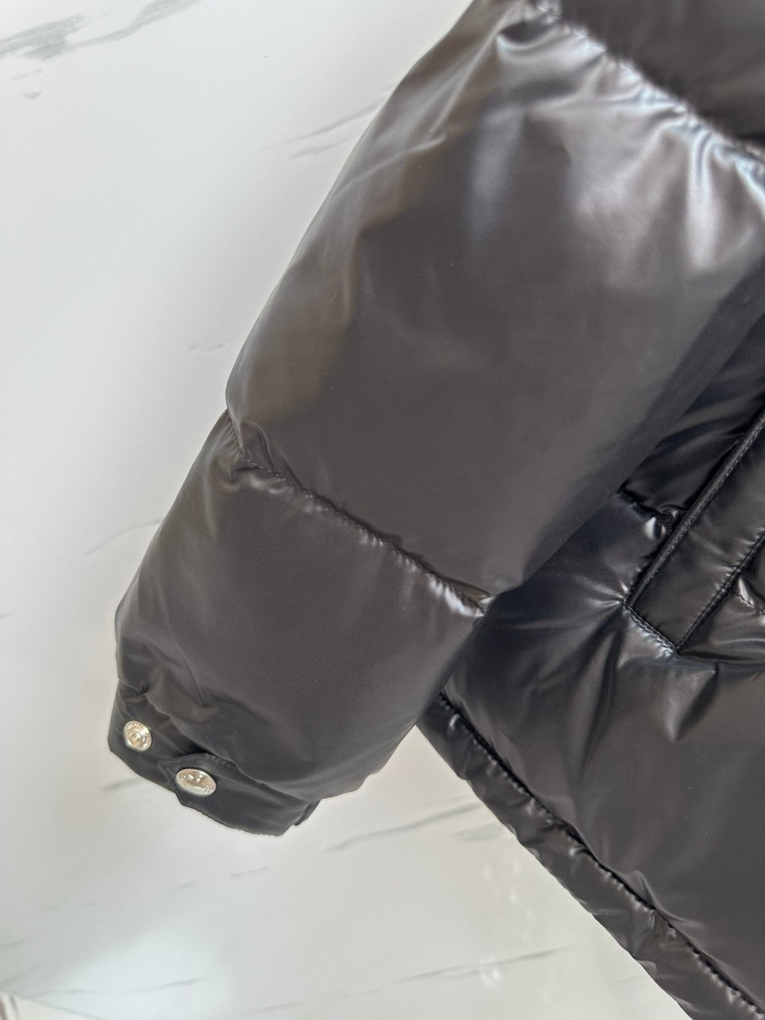 Daunenjacke mit Flicken in Unifarben