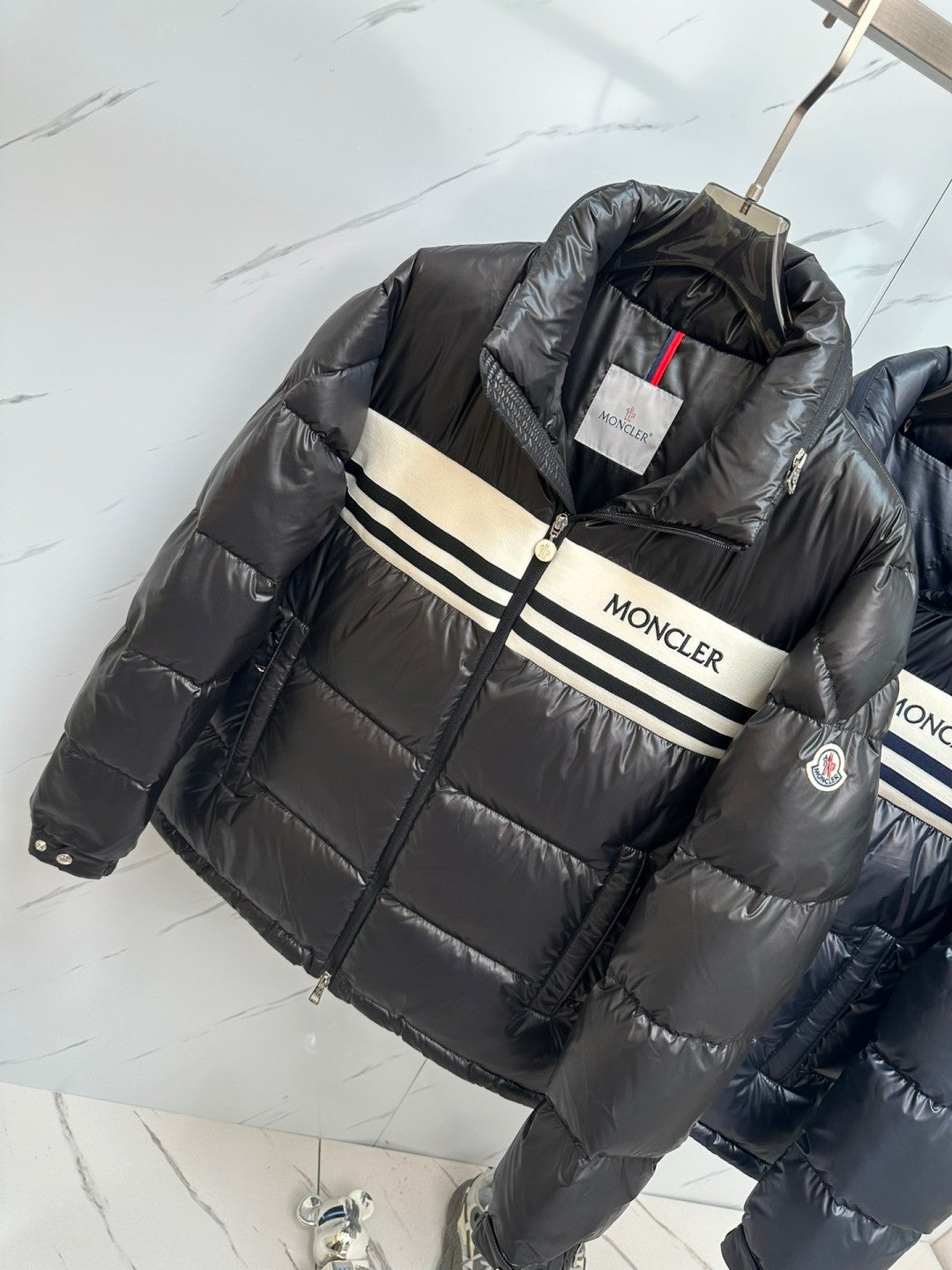 Daunenjacke mit Flicken in Unifarben