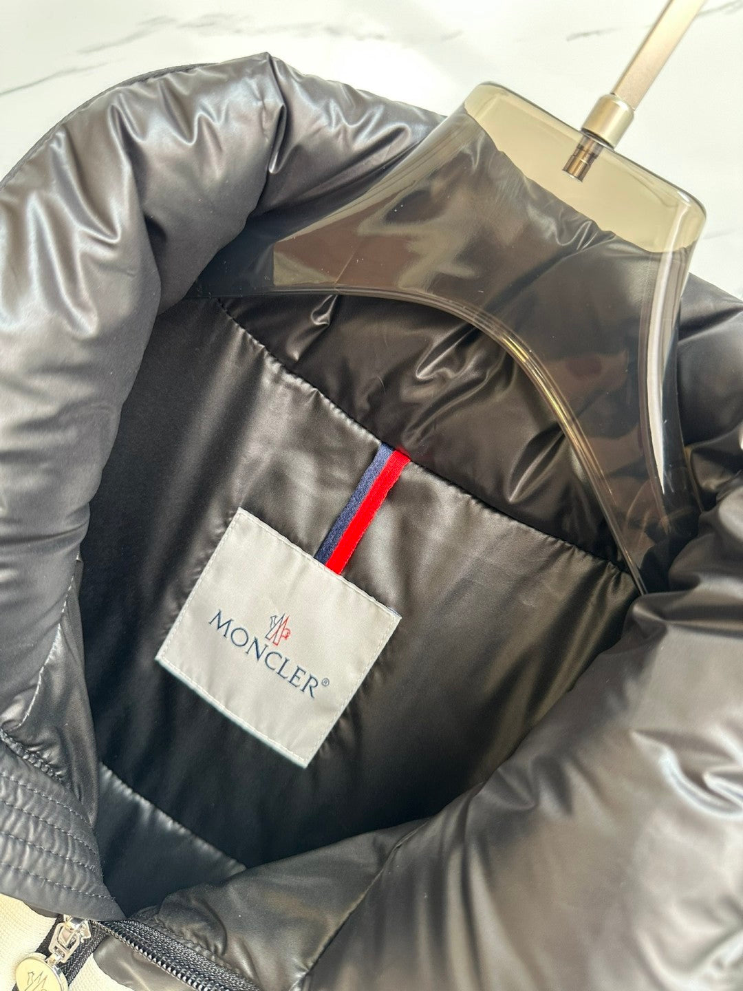 Daunenjacke mit Flicken in Unifarben