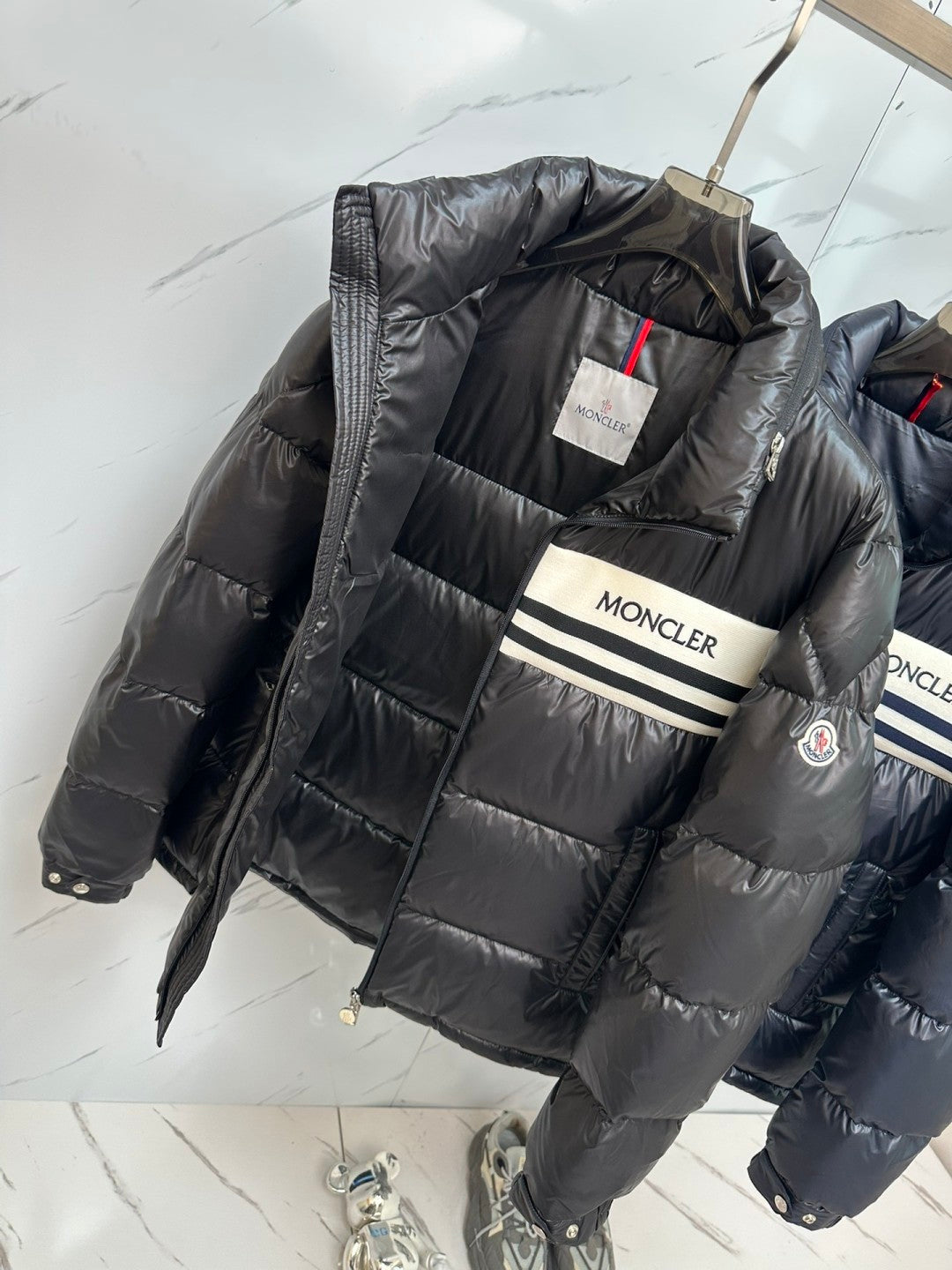 Daunenjacke mit Flicken in Unifarben