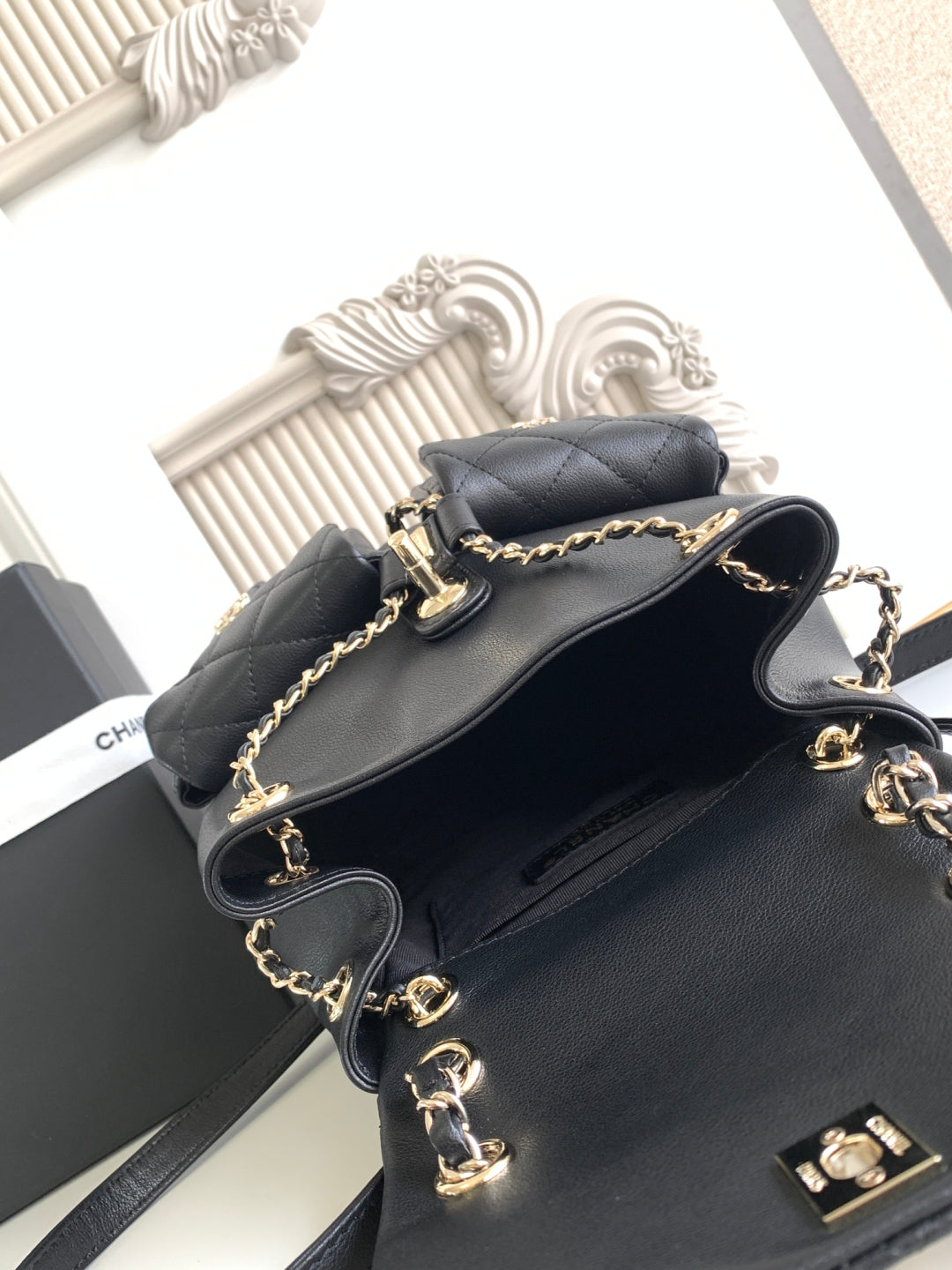 Classic nubuck sheepskin shoulder bag – 22 cm