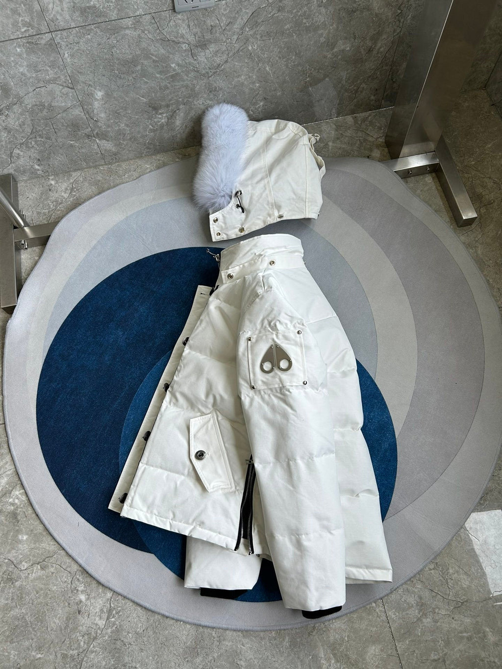 Gepolsterte Jacke mit Fellkapuze