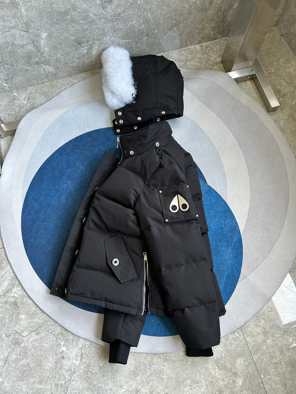 Gepolsterte Jacke mit Fellkapuze