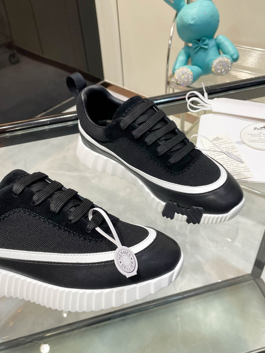 Rayas de cuero en las zapatillas H