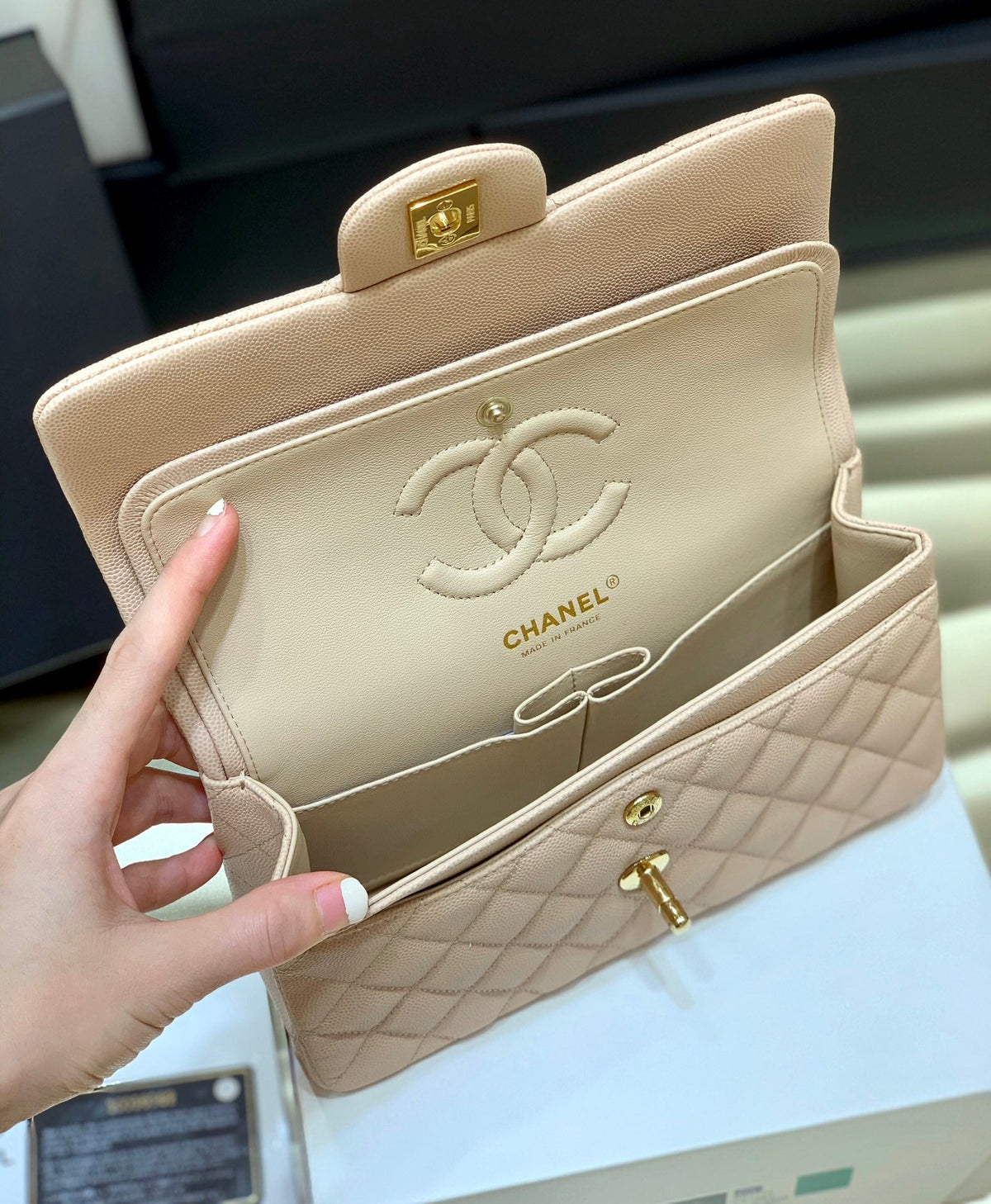 Klassische kleine Pattentasche 23 cm – Beige Edition