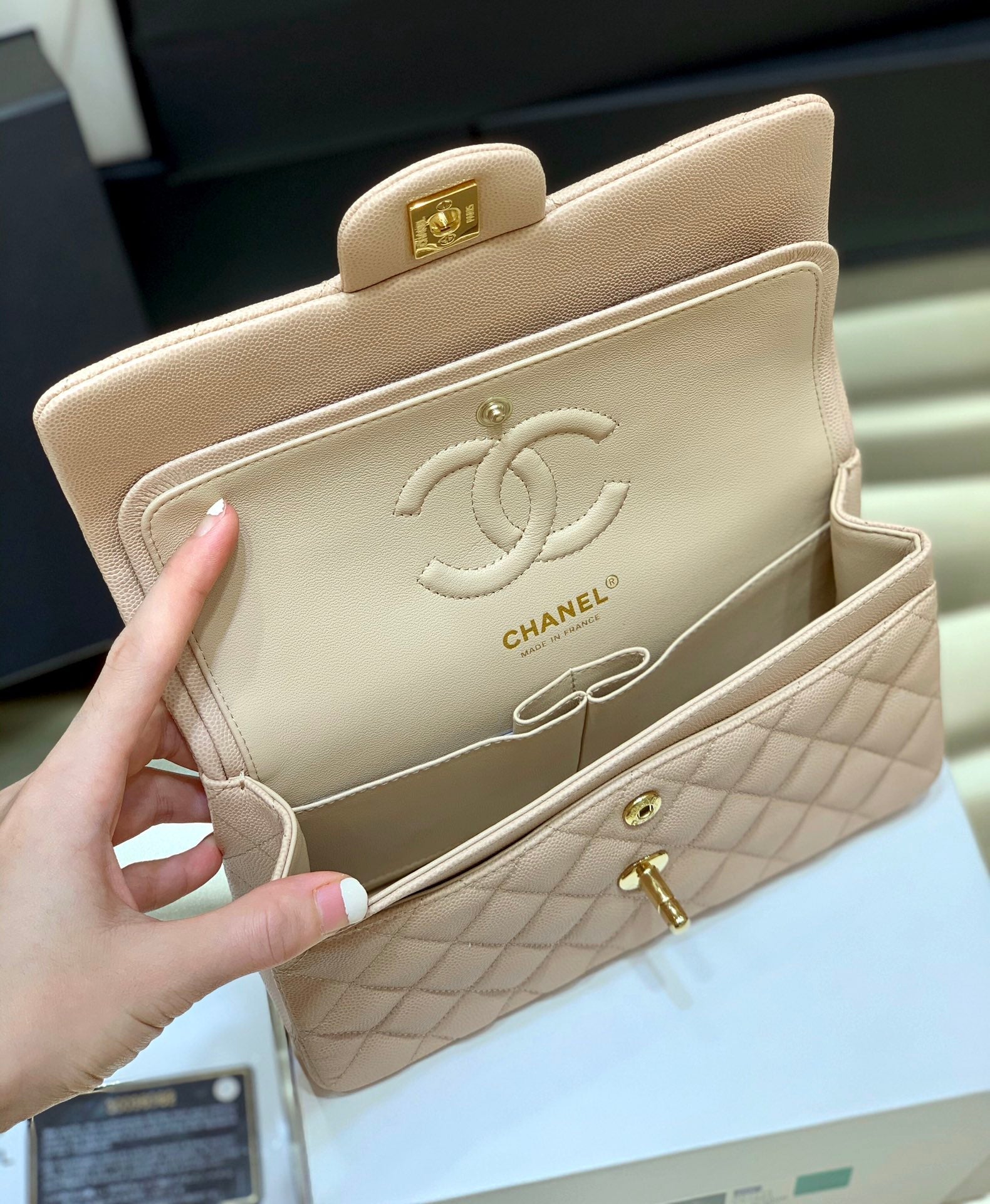 Bolso pequeño clásico con solapa de 23 cm – Edición beige