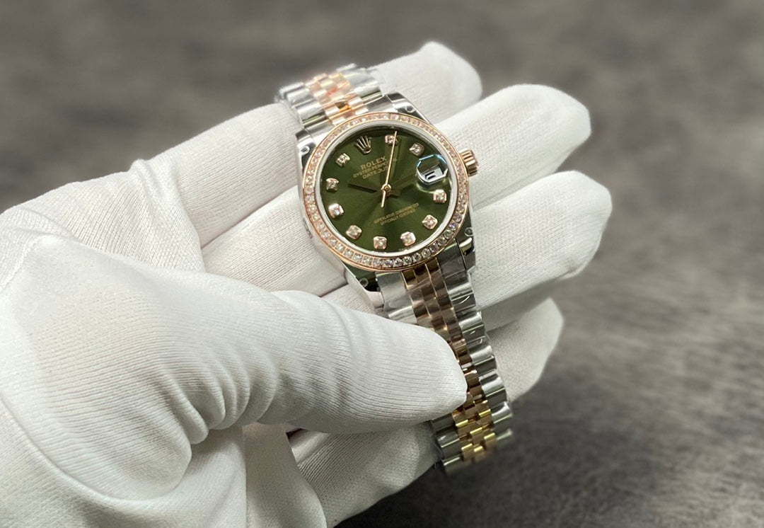 31 mm wristwatch with golden mother-of-pearl dial