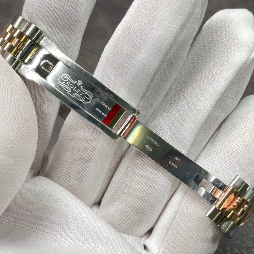 31 mm wristwatch with golden mother-of-pearl dial
