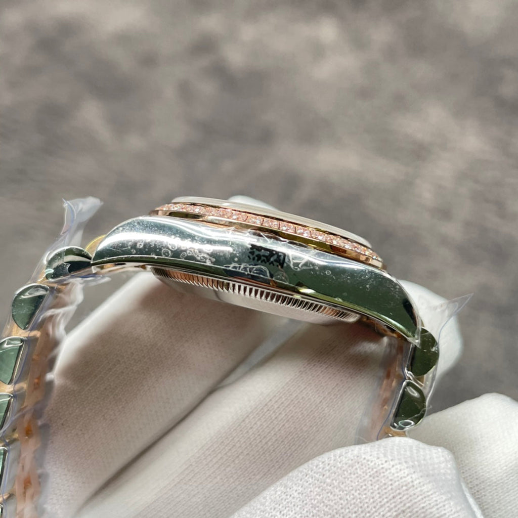 31 mm wristwatch with golden mother-of-pearl dial