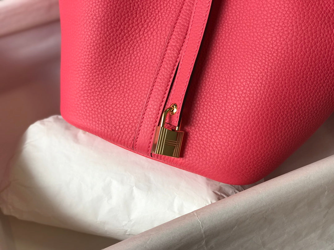 Würfelförmiger rosafarbener Lippenstift