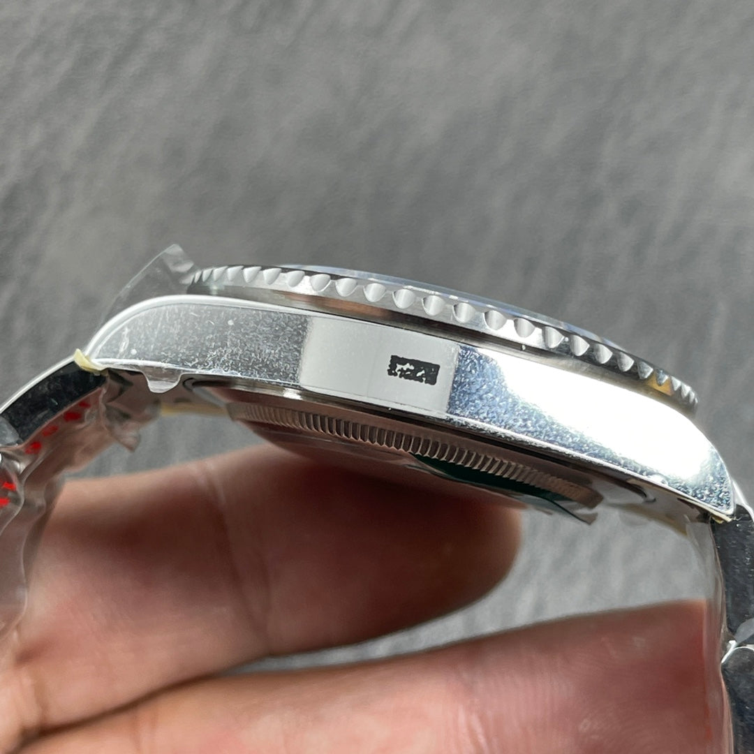 Automatische GMT-Uhr mit 40-mm-Keramiklünette