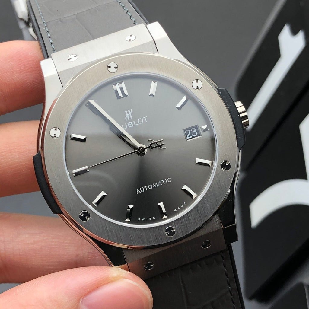 42 mm watch with gradient silver dial