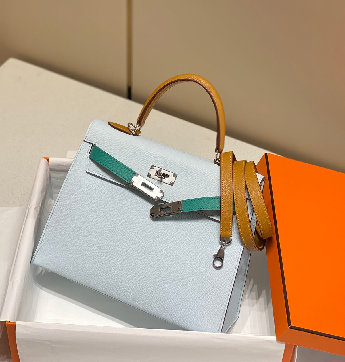 Tricolor-Lederhandtasche 28