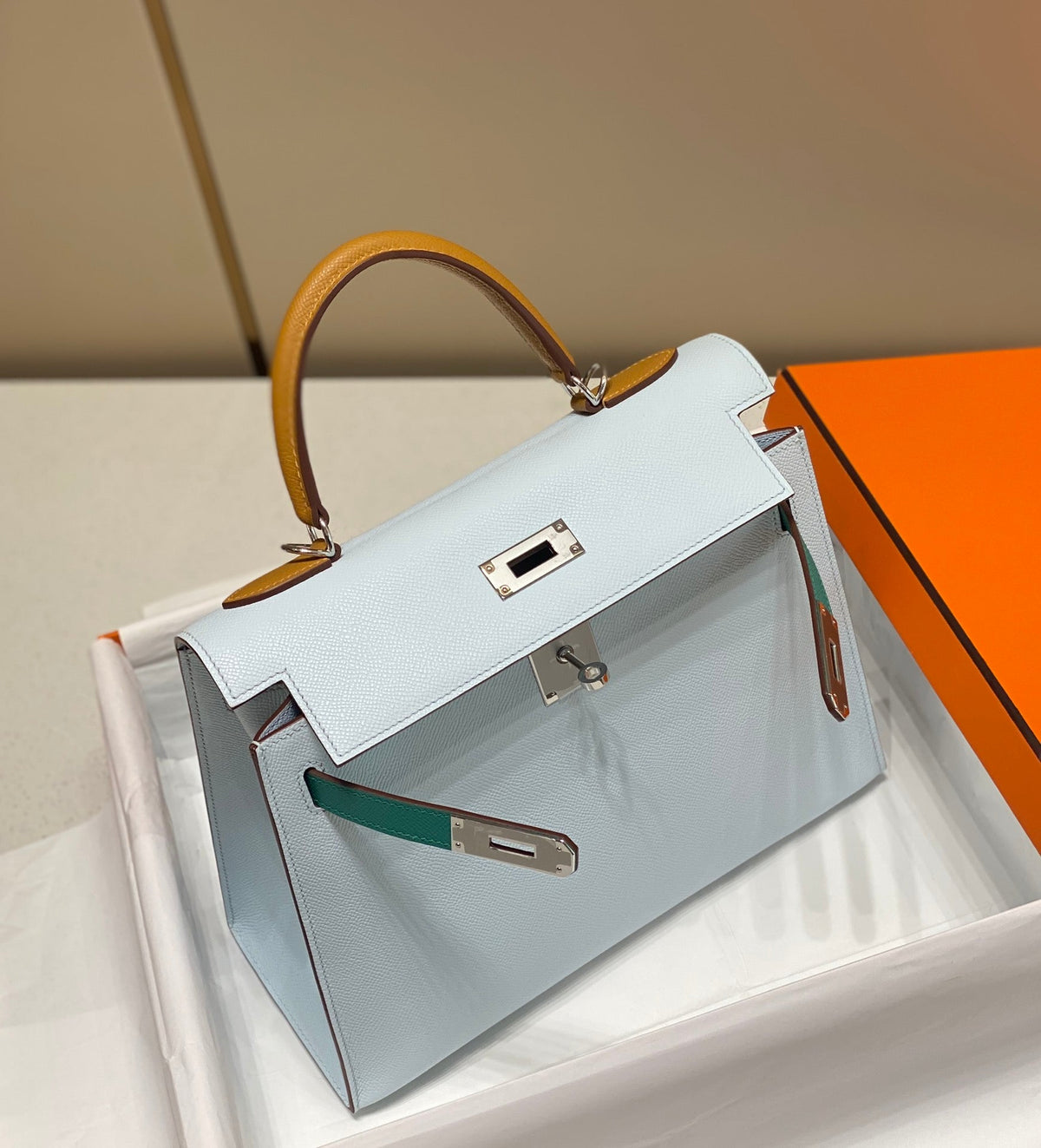 Tricolor-Lederhandtasche 28