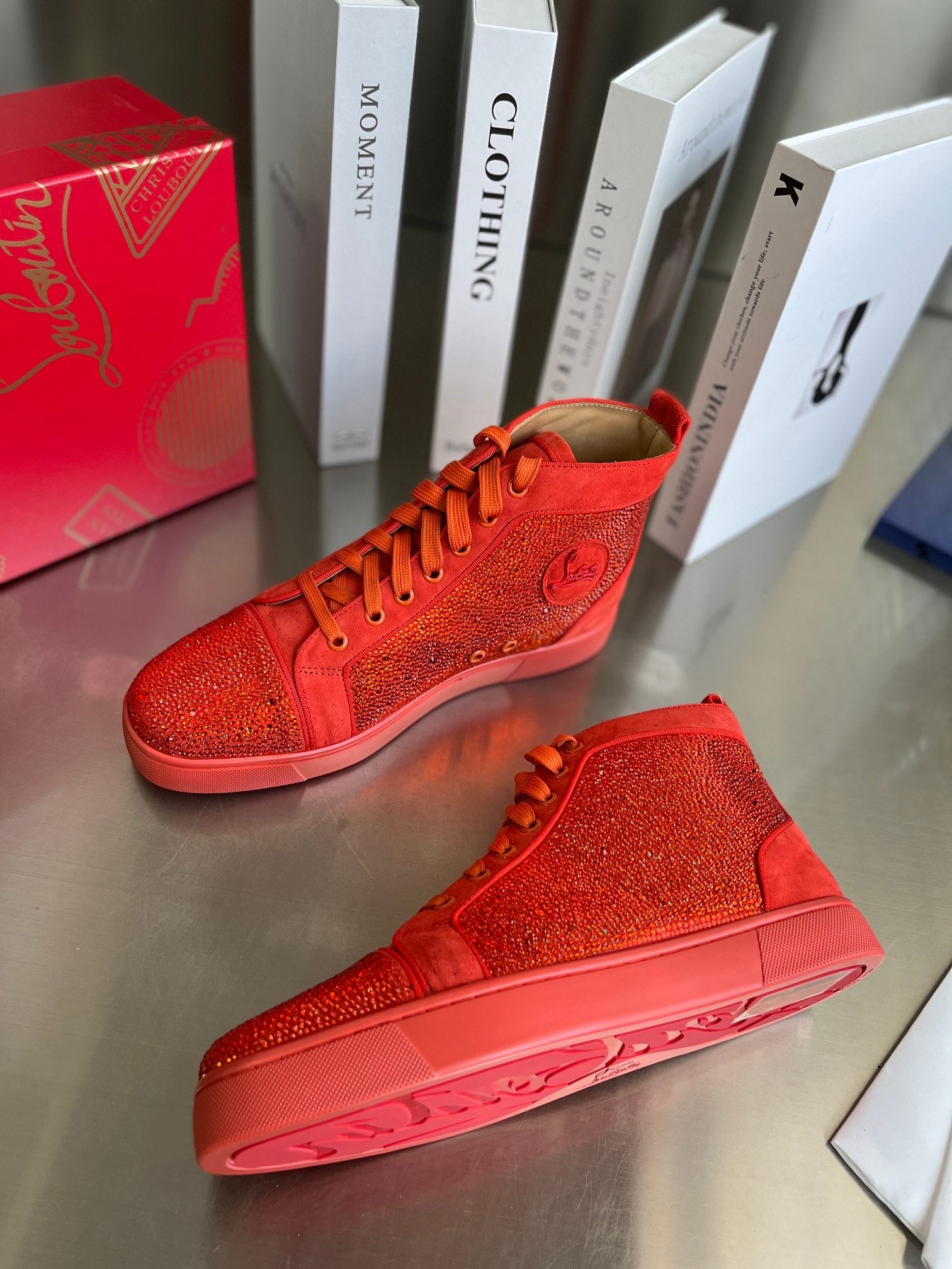 Botas altas naranjas con letras y tachuelas de diamantes